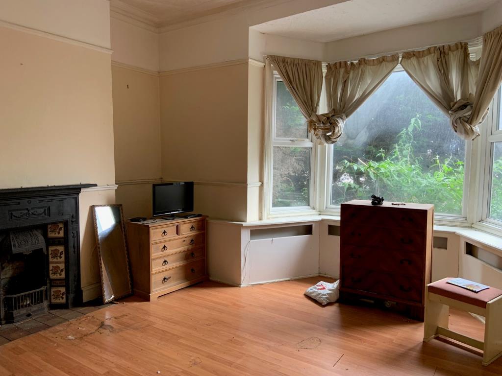 Lot: 41 - TERRACE HOUSE IN NEED OF REPAIR - Living Room